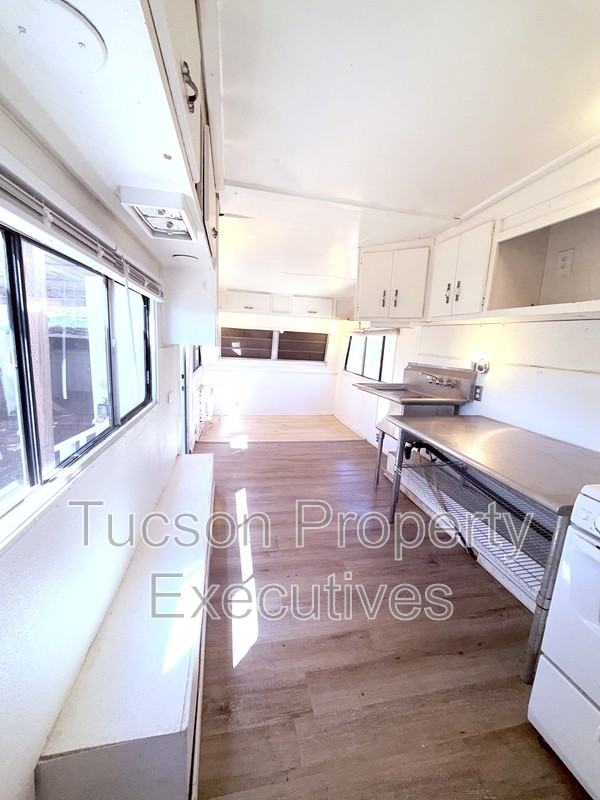 1454 W Kilburn St - Photo 4 of 12