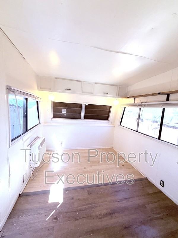 1454 W Kilburn St - Photo 5 of 12