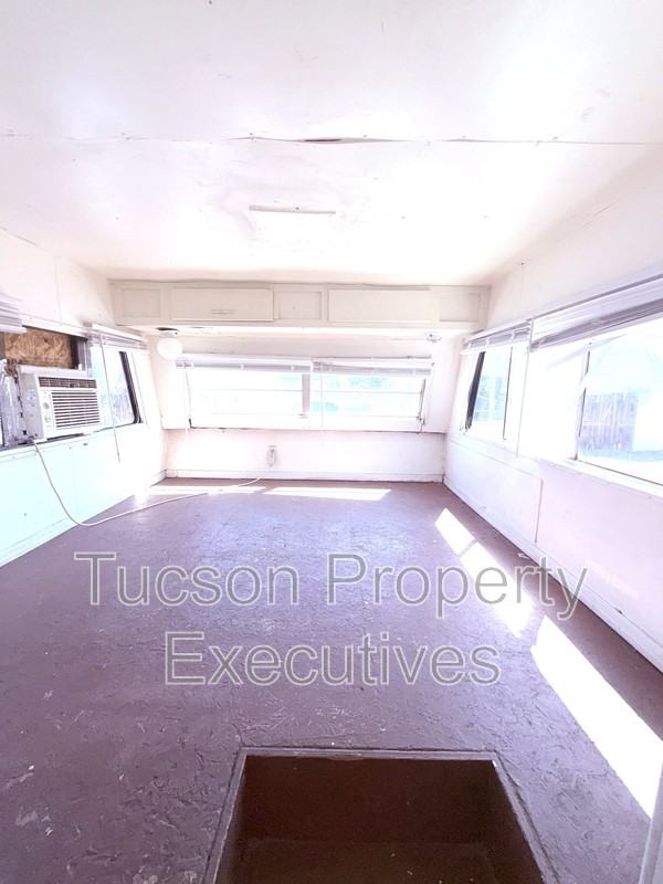 1454 W Kilburn St - Photo 6 of 12