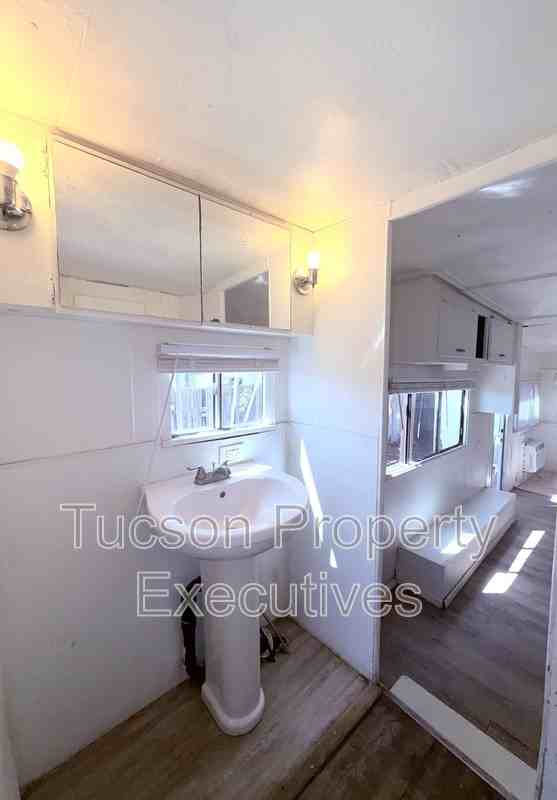 1454 W Kilburn St - Photo 7 of 12