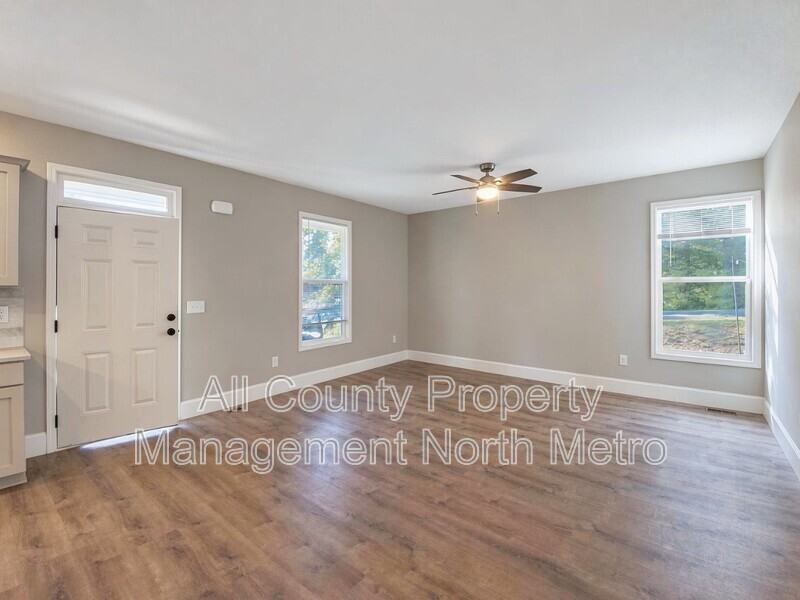 5390 Valley Dr - Photo 3 of 15
