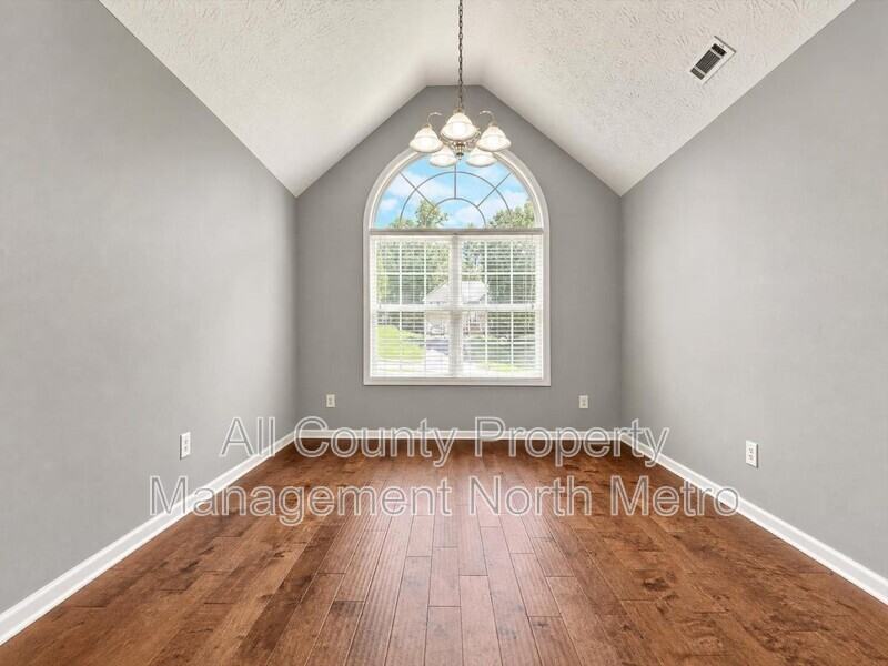 4710 Middleboro Ln - Photo 3 of 14