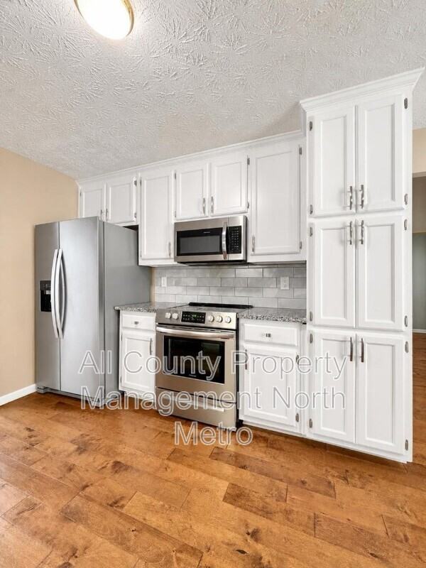 4710 Middleboro Ln - Photo 4 of 14