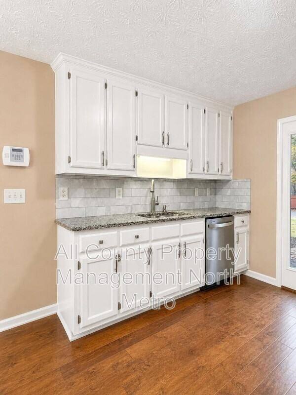 4710 Middleboro Ln - Photo 5 of 14