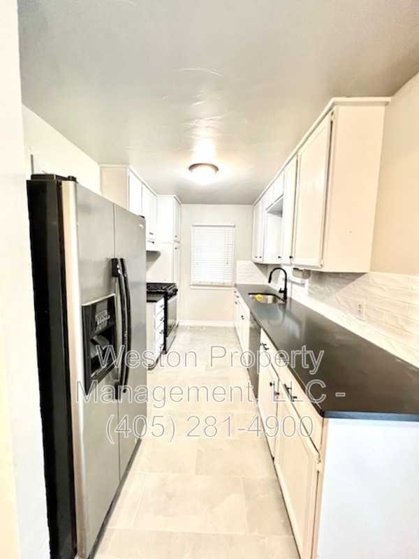 2725 Nw 64th St - Photo 4 of 18