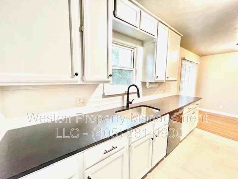 2725 Nw 64th St - Photo 7 of 18