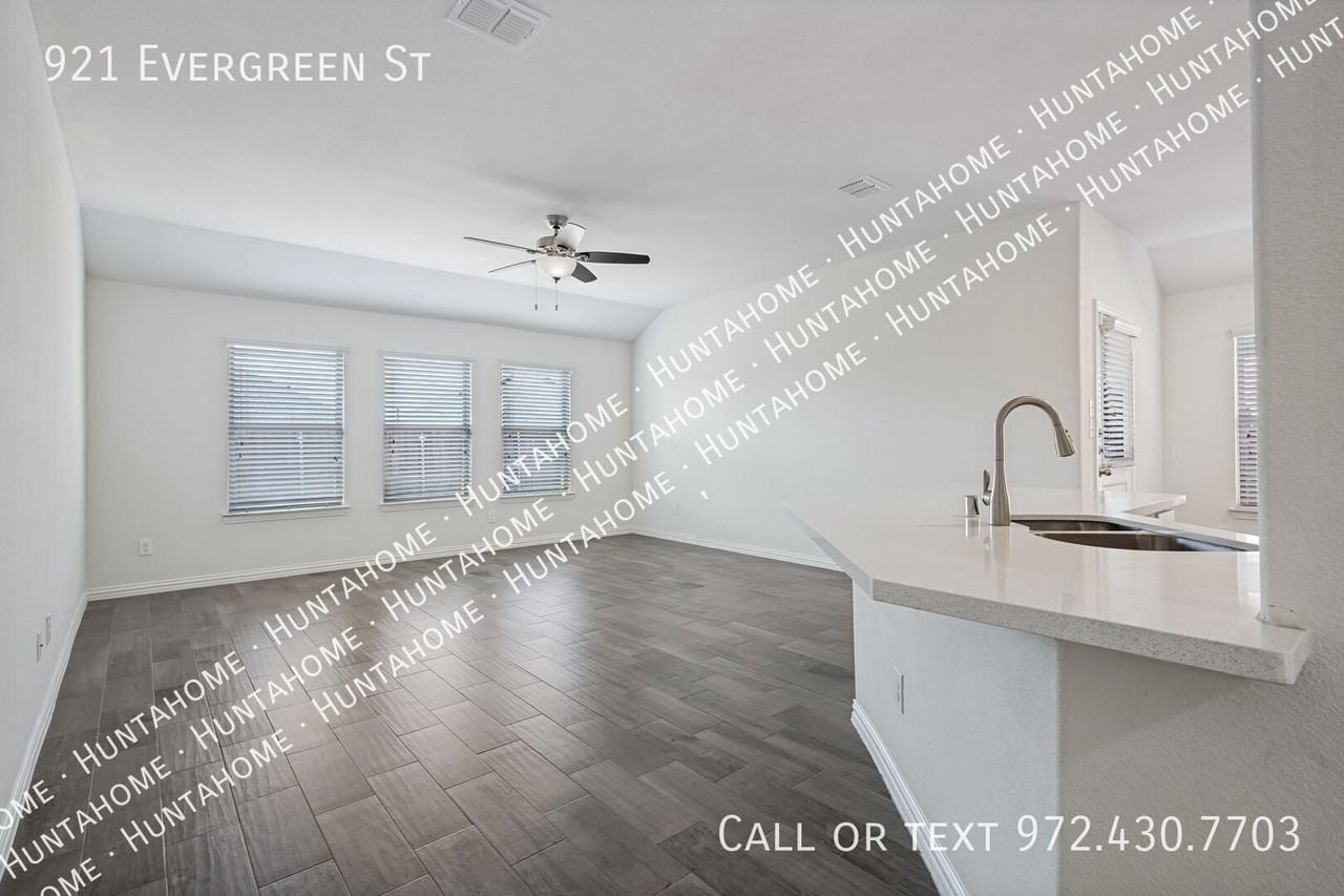 921 Evergreen St - Photo 2 of 12
