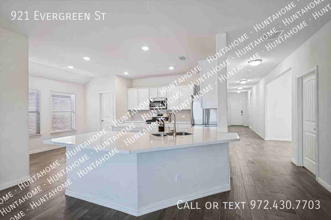 921 Evergreen St - Photo 3 of 12