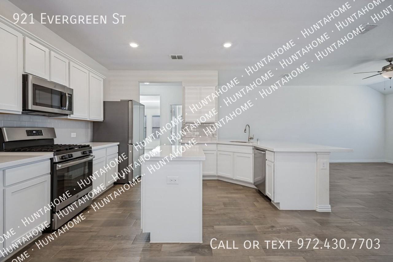 921 Evergreen St - Photo 4 of 12
