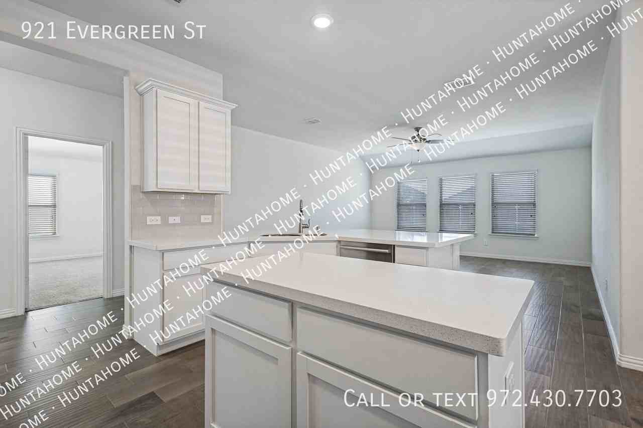 921 Evergreen St - Photo 5 of 12