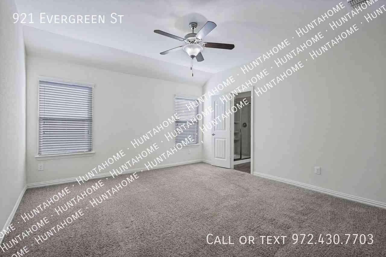 921 Evergreen St - Photo 6 of 12