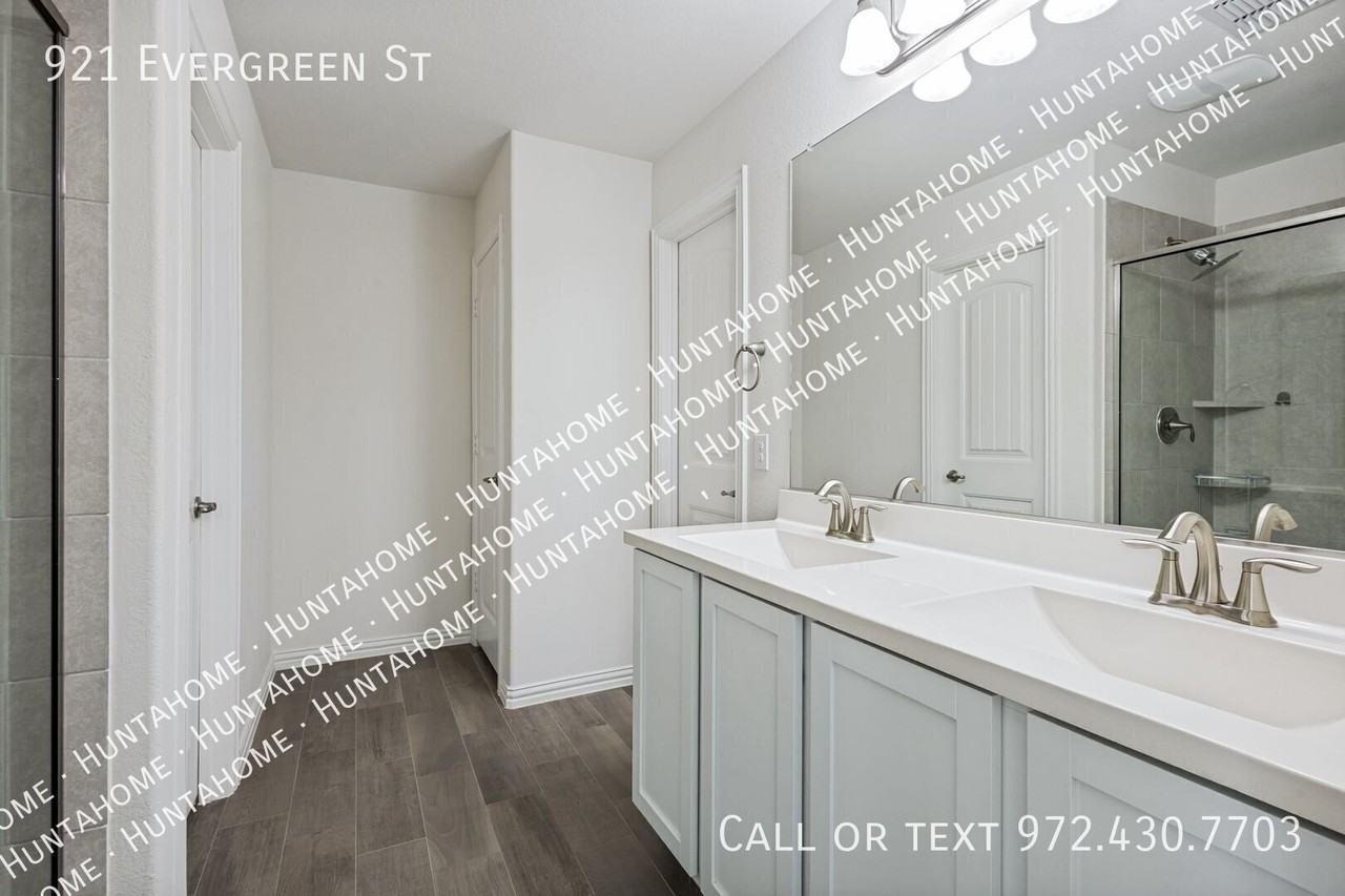 921 Evergreen St - Photo 7 of 12
