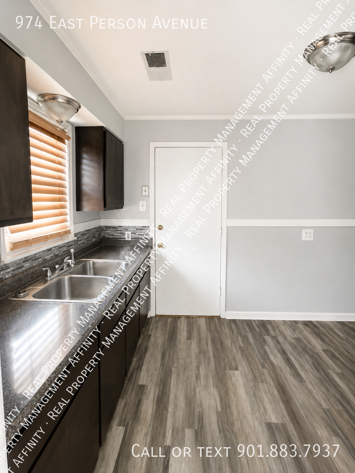 974 E Person Ave - Photo 4 of 11