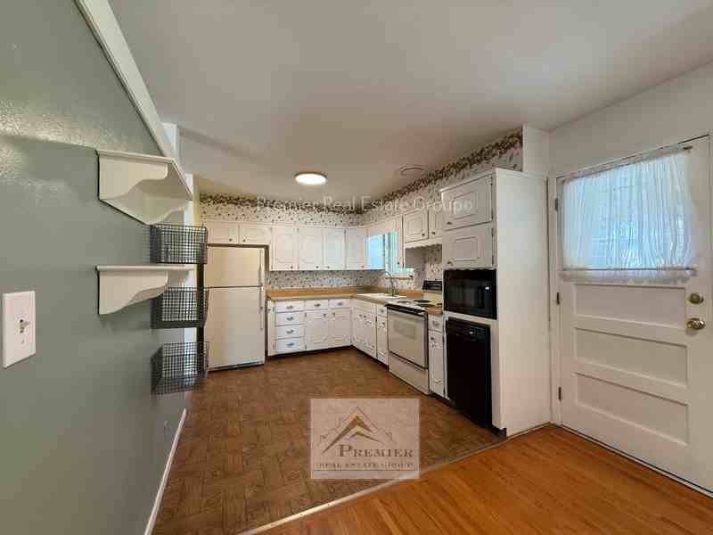 104 Fordham St - Photo 4 of 12