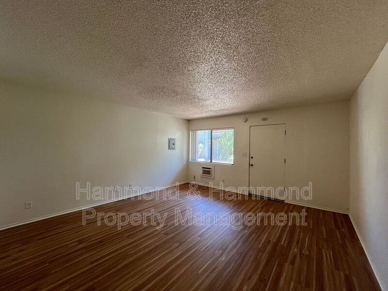 911 Ventura Ave #2 - Photo 4 of 11