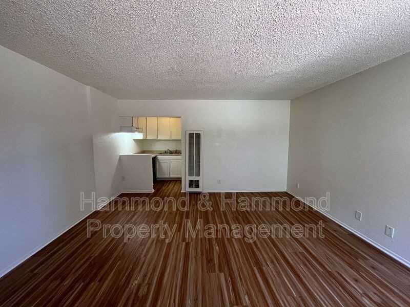 911 Ventura Ave #2 - Photo 5 of 11