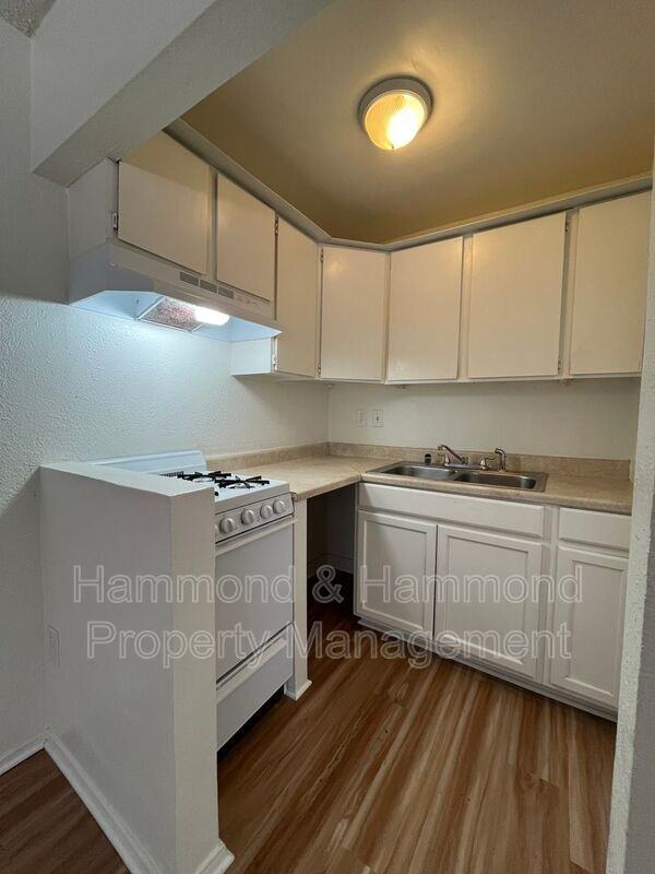 911 Ventura Ave #2 - Photo 7 of 11