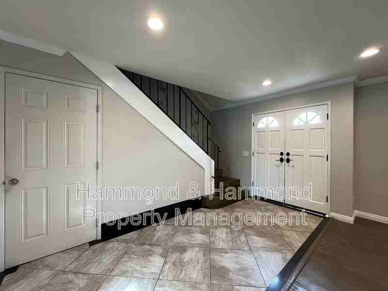10436 Amestoy Ave - Photo 4 of 31