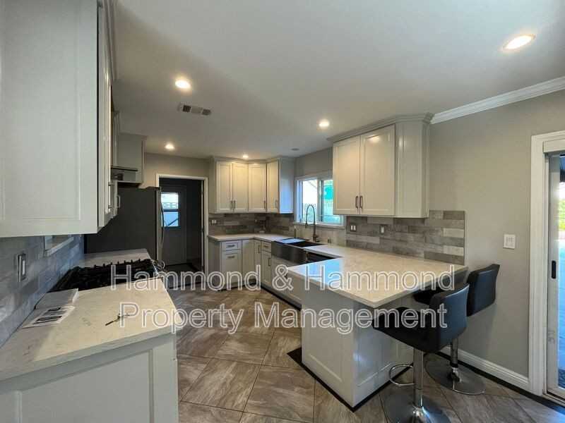 10436 Amestoy Ave - Photo 6 of 31