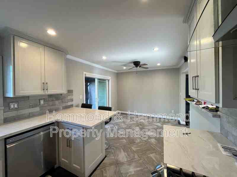 10436 Amestoy Ave - Photo 7 of 31