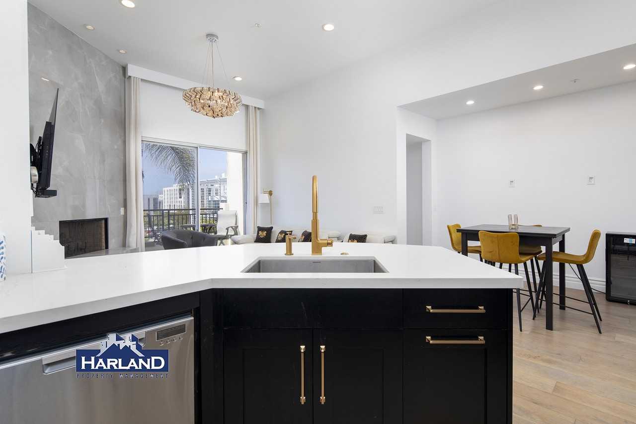9253 Regents Rd - Photo 5 of 29