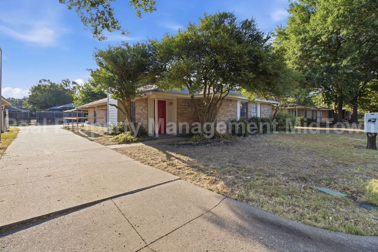 2427 Indigo Ln - Photo 2 of 26