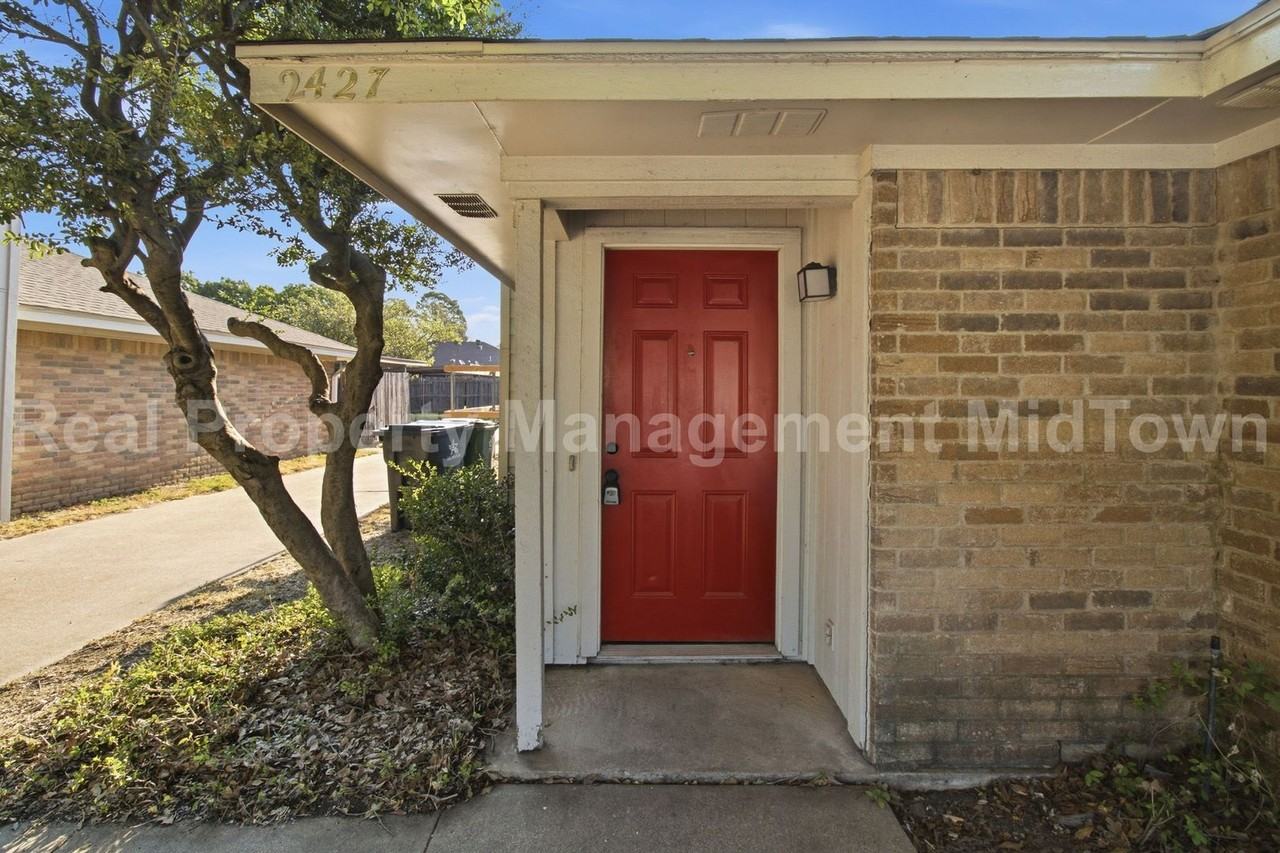 2427 Indigo Ln - Photo 3 of 26