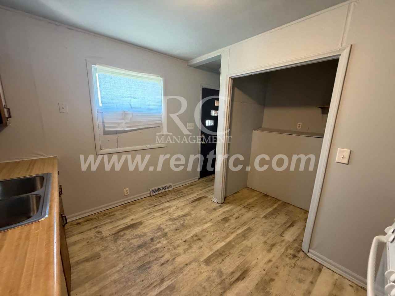 912 James St - Photo 2 of 11