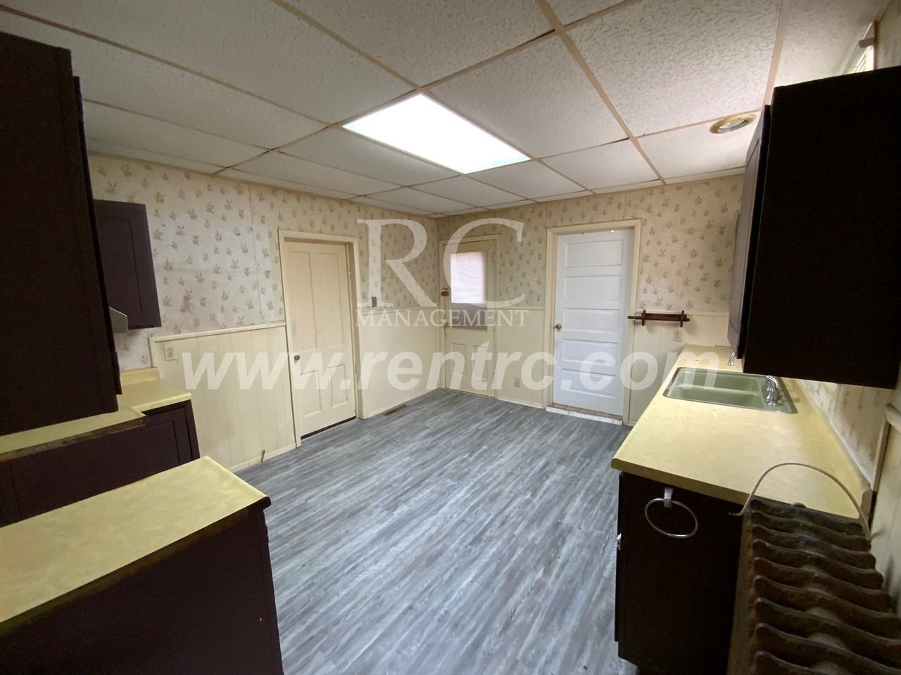 411 Anderson St - Photo 2 of 17