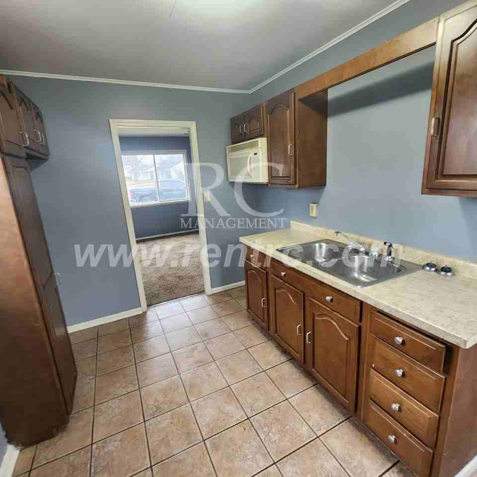210 Lindenwood Dr - Photo 3 of 16