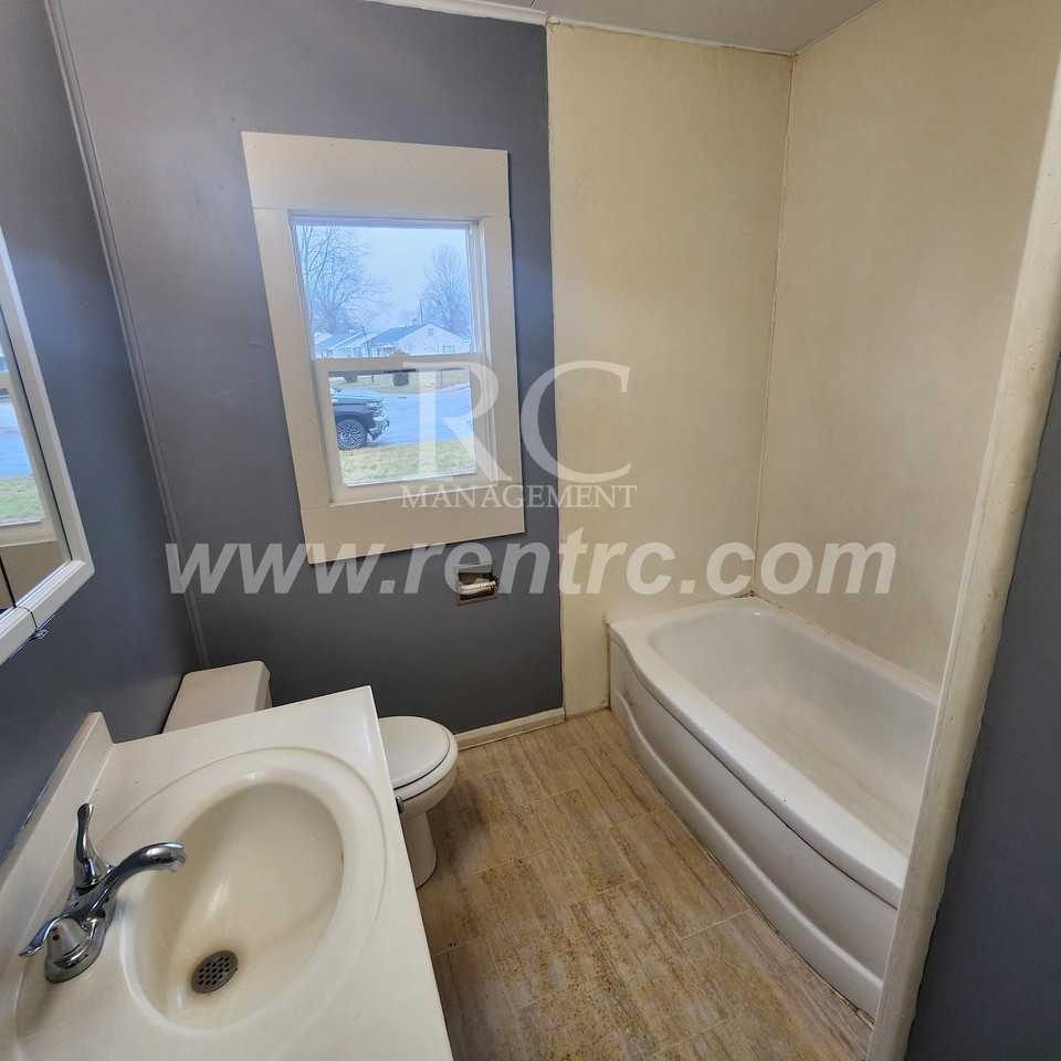 210 Lindenwood Dr - Photo 5 of 16