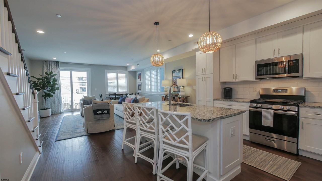 9 S Granville Ave #D - Photo 3 of 36