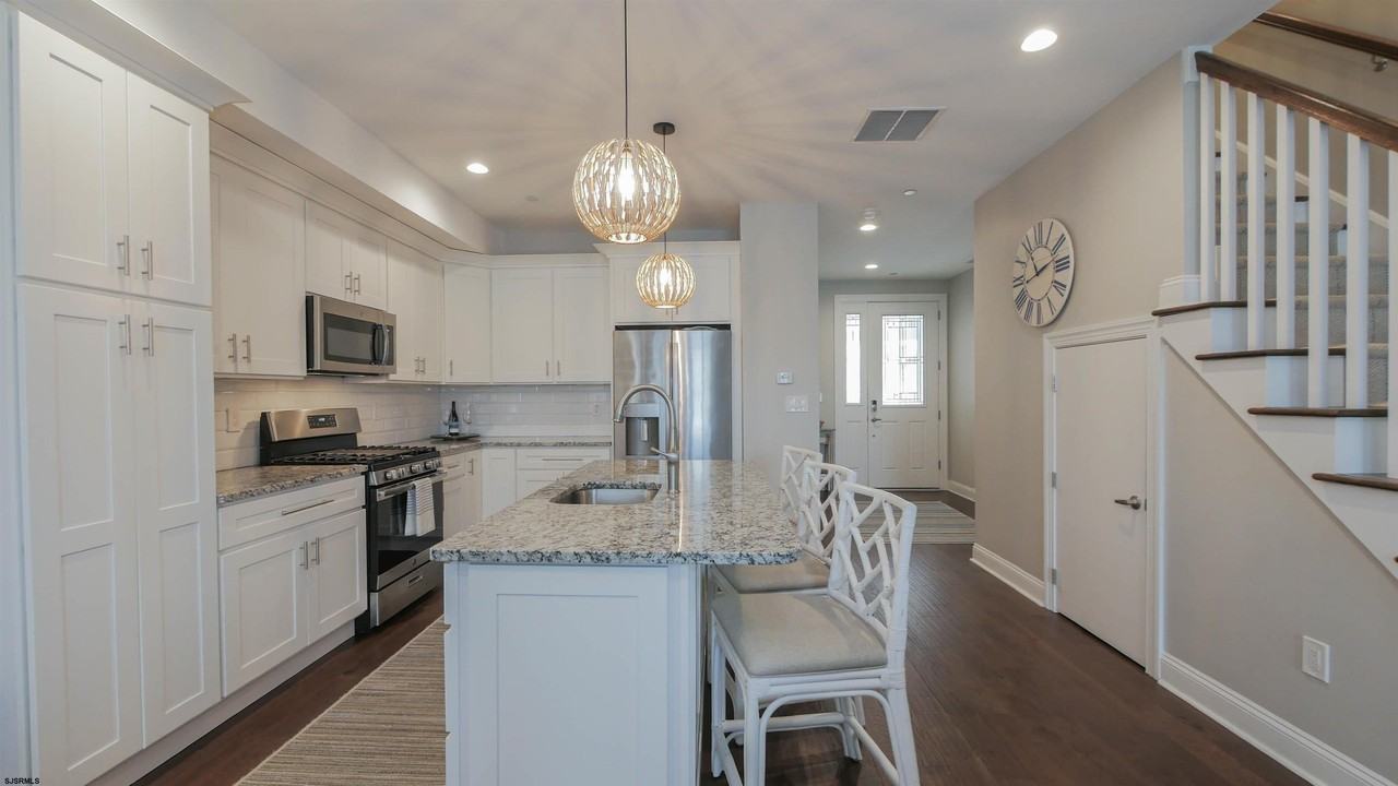 9 S Granville Ave #D - Photo 5 of 36