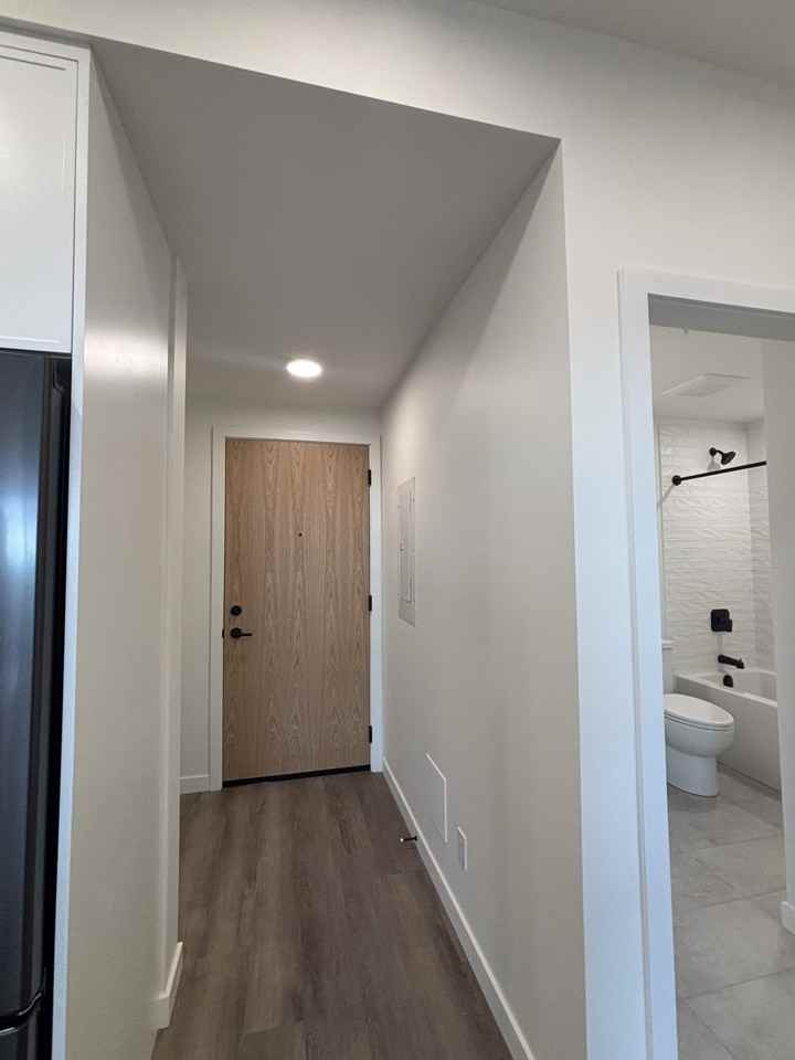 1102 Esquimalt Road - Photo 4 of 22