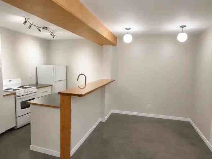 518 Avenue G S #B - Photo 2 of 10