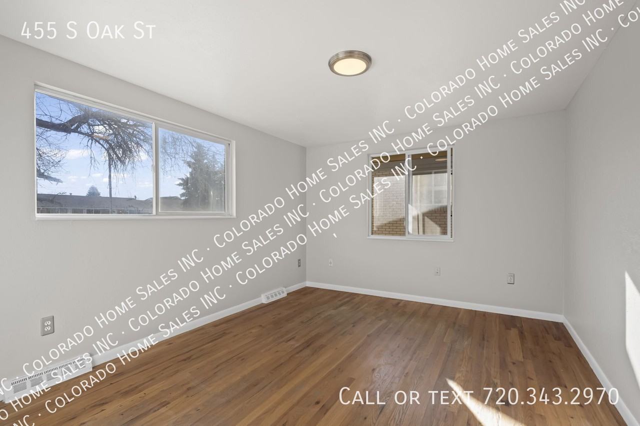 455 S Oak St - Photo 3 of 19