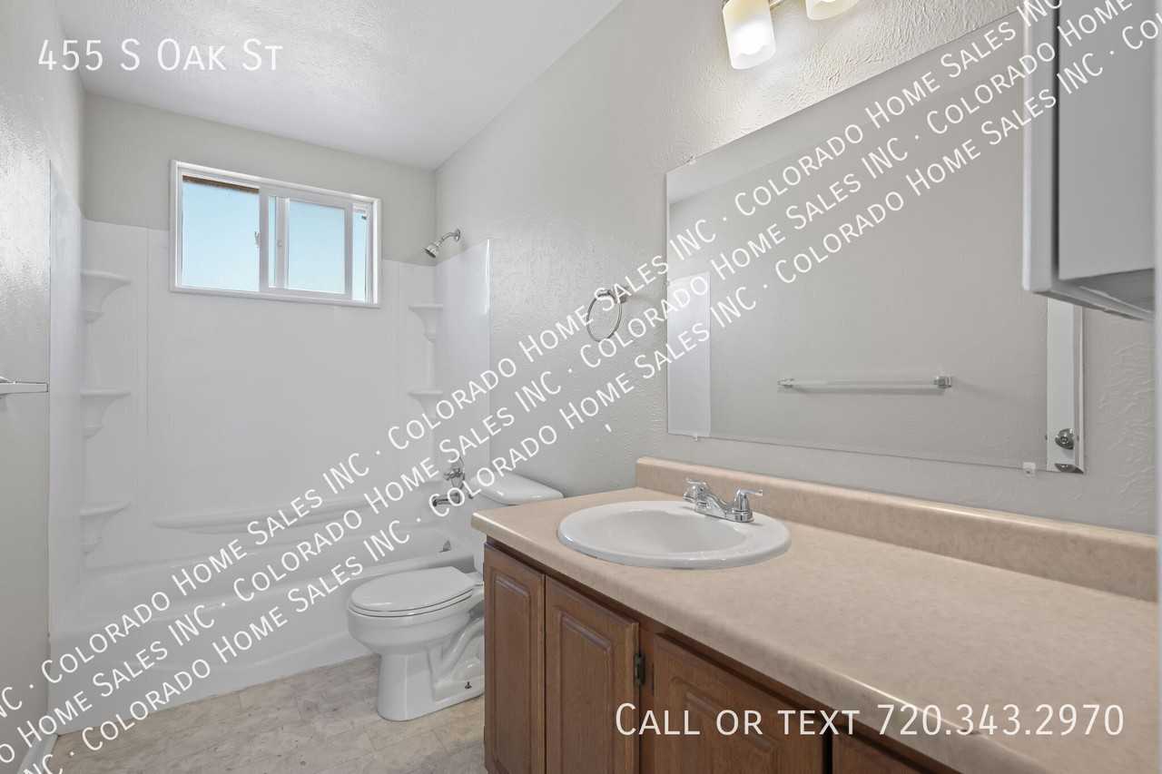 455 S Oak St - Photo 4 of 19