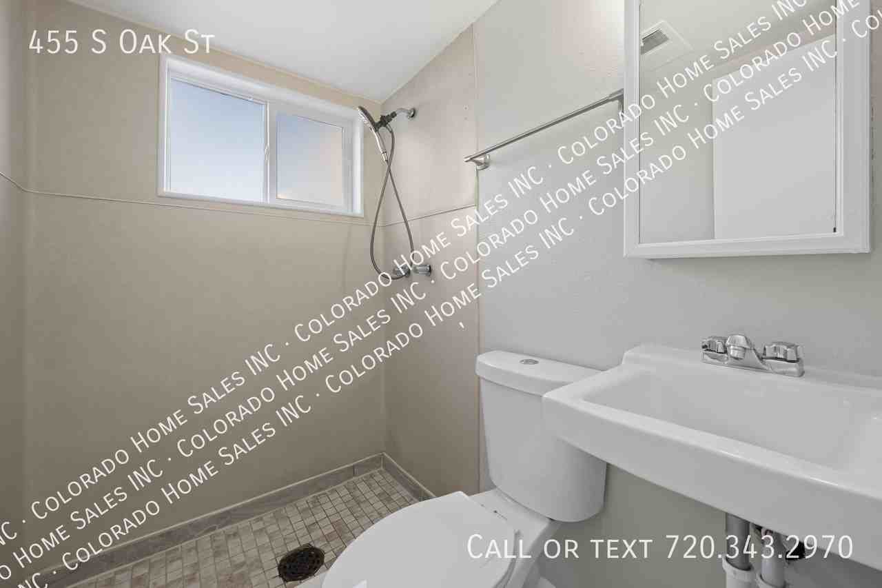 455 S Oak St - Photo 5 of 19