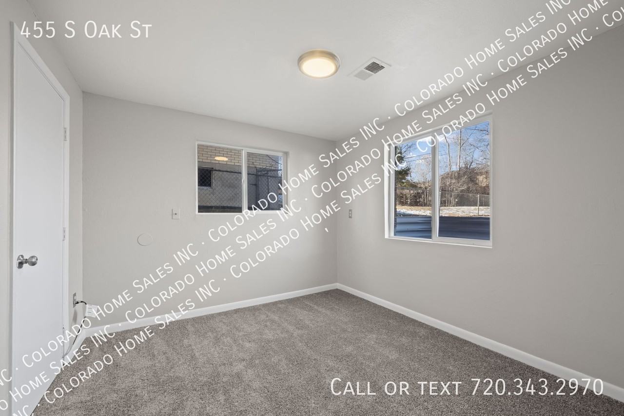 455 S Oak St - Photo 6 of 19