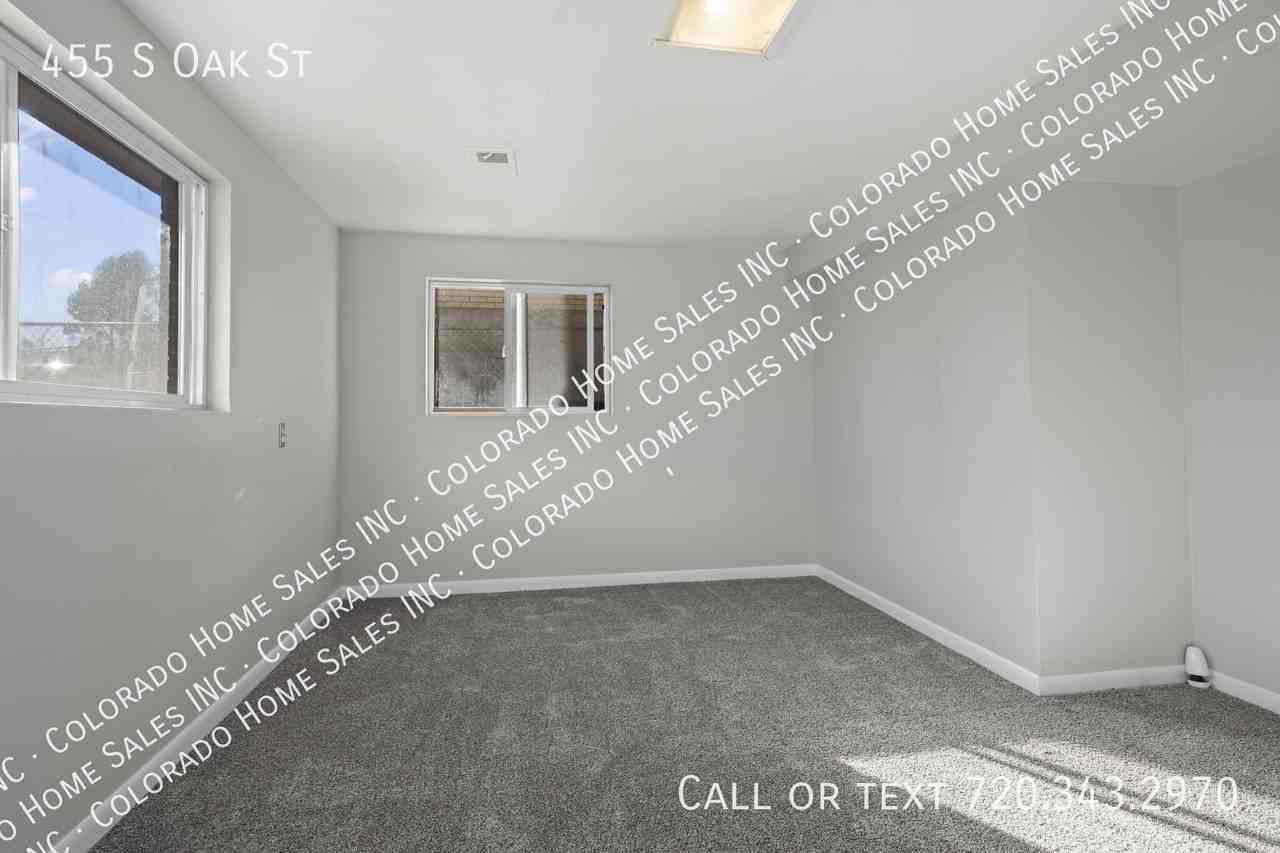 455 S Oak St - Photo 7 of 19
