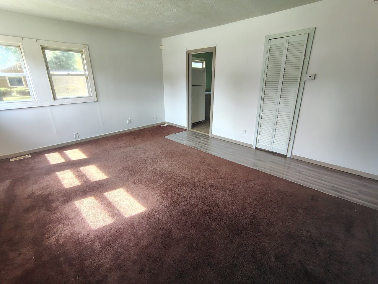 2027 Sharon Ave - Photo 2 of 9