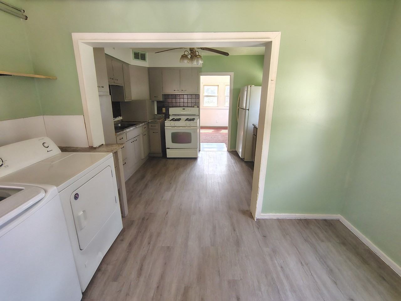 2027 Sharon Ave - Photo 3 of 9