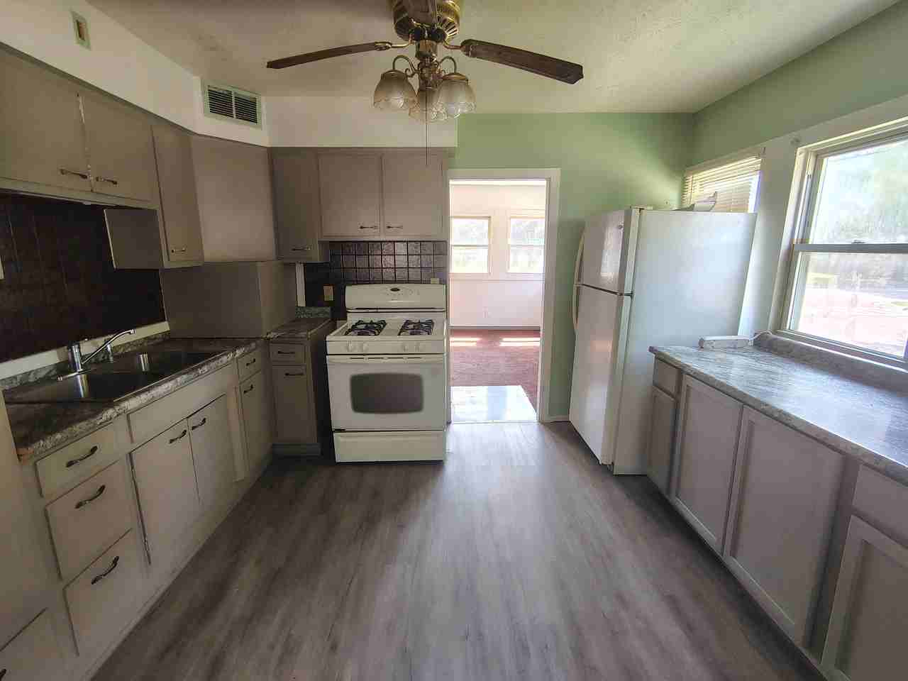2027 Sharon Ave - Photo 4 of 9