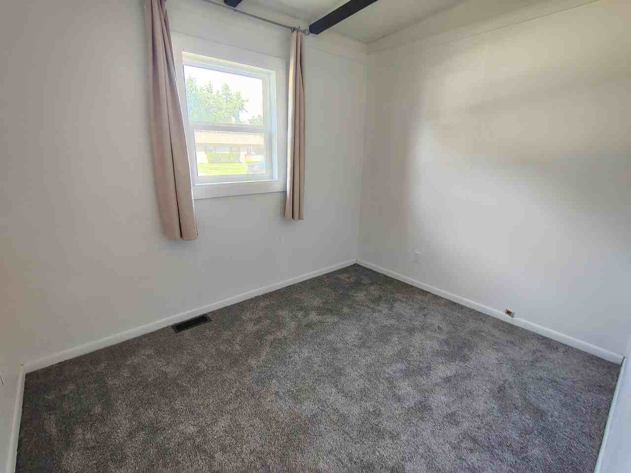 1213 Kingsley Dr - Photo 4 of 8
