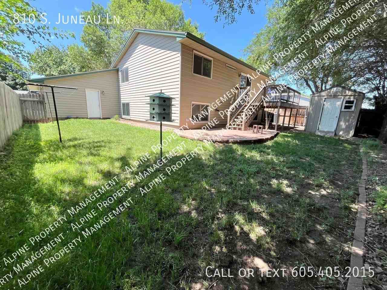 810 S Juneau Ln - Photo 3 of 36