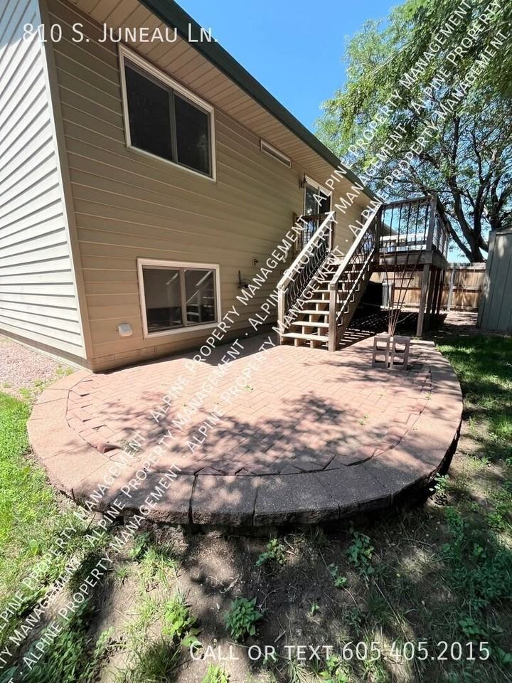 810 S Juneau Ln - Photo 4 of 36