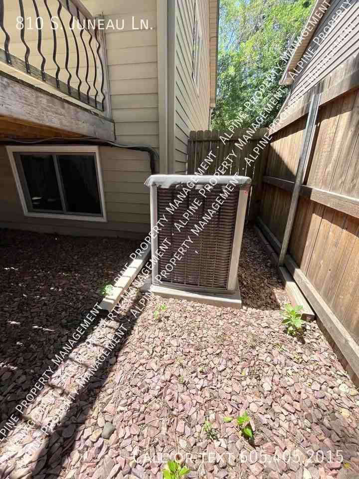 810 S Juneau Ln - Photo 6 of 36
