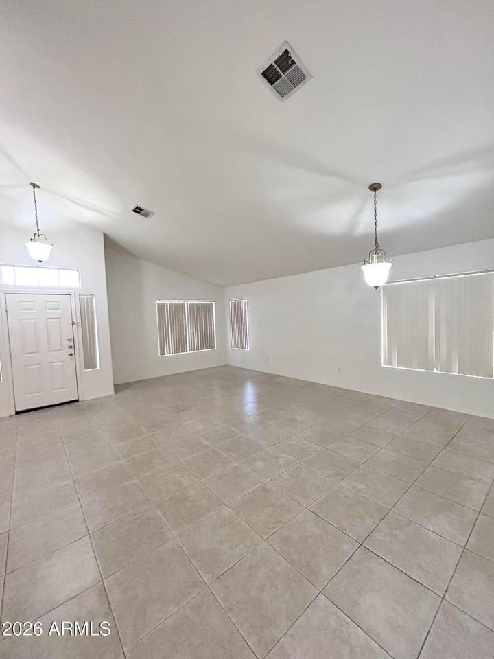 7561 W Cameron Dr - Photo 4 of 19