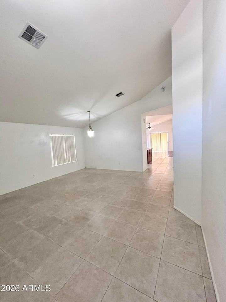 7561 W Cameron Dr - Photo 5 of 19