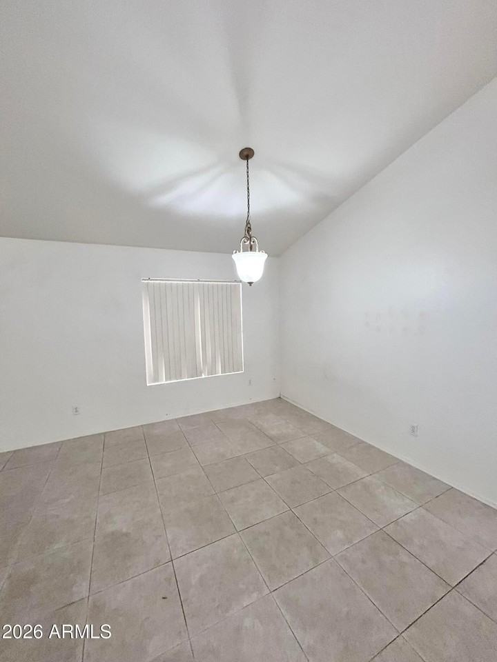 7561 W Cameron Dr - Photo 6 of 19